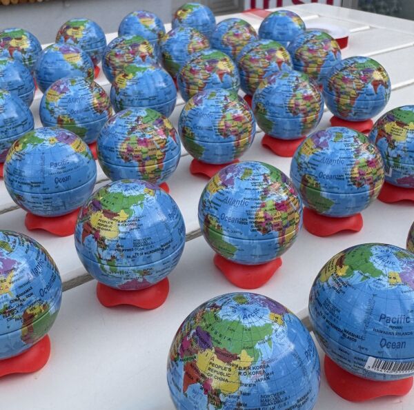 KIRMIZI KADİFE KESELİ DÜNYA KALEMTIRAŞ